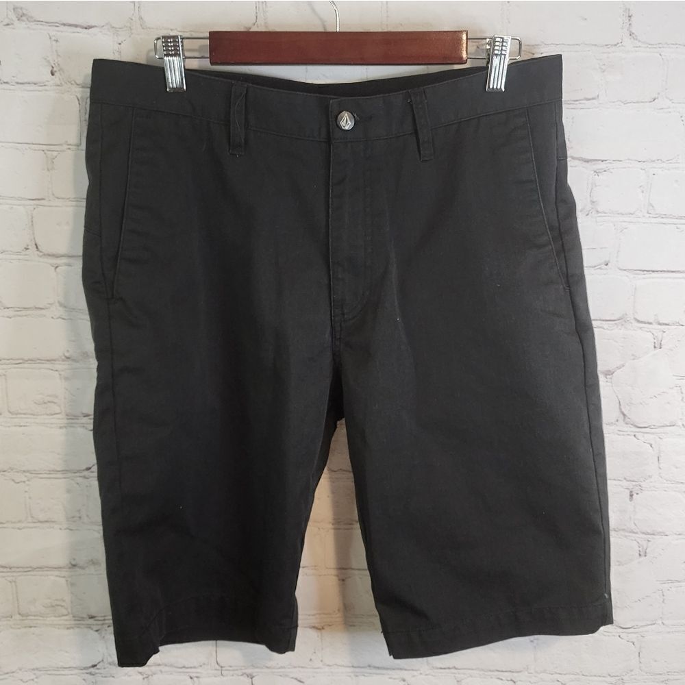 Men's Volcom flat front shorts, size 32